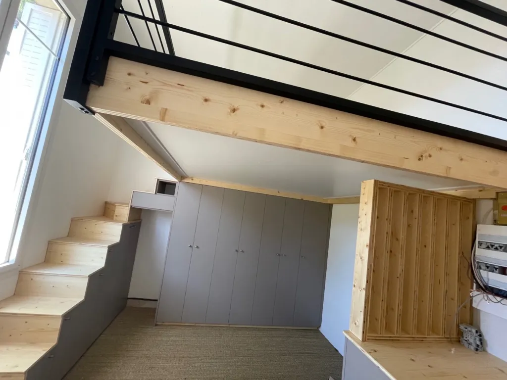  Lit mezzanine avec escalier dans un espace exigu sur Arcachon