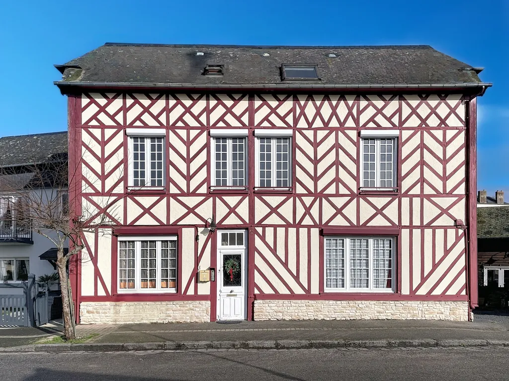 A VENDRE - EN CENTRE VILLE DE CORMEILLES (27260), AUTHENTIQUE MAISON NORMANDE DIVISEE EN DEUX BEAUX APPARTEMENTS