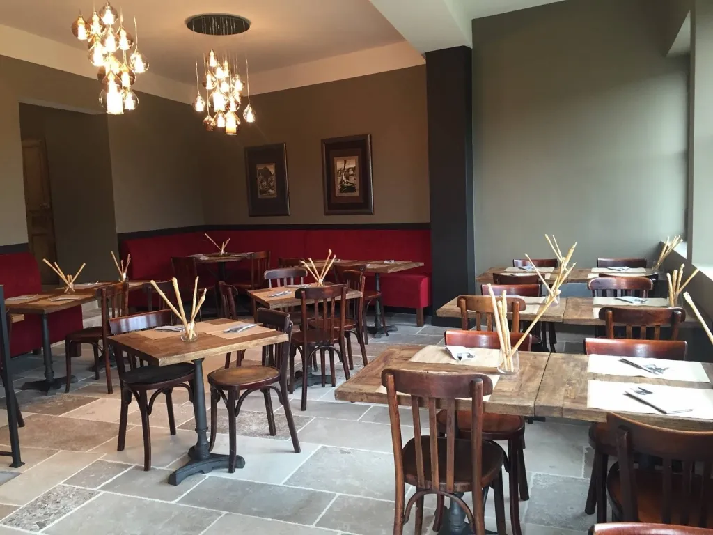 La salle du bistrot le 5 à Menerbes décorée par Sacha HOUANT