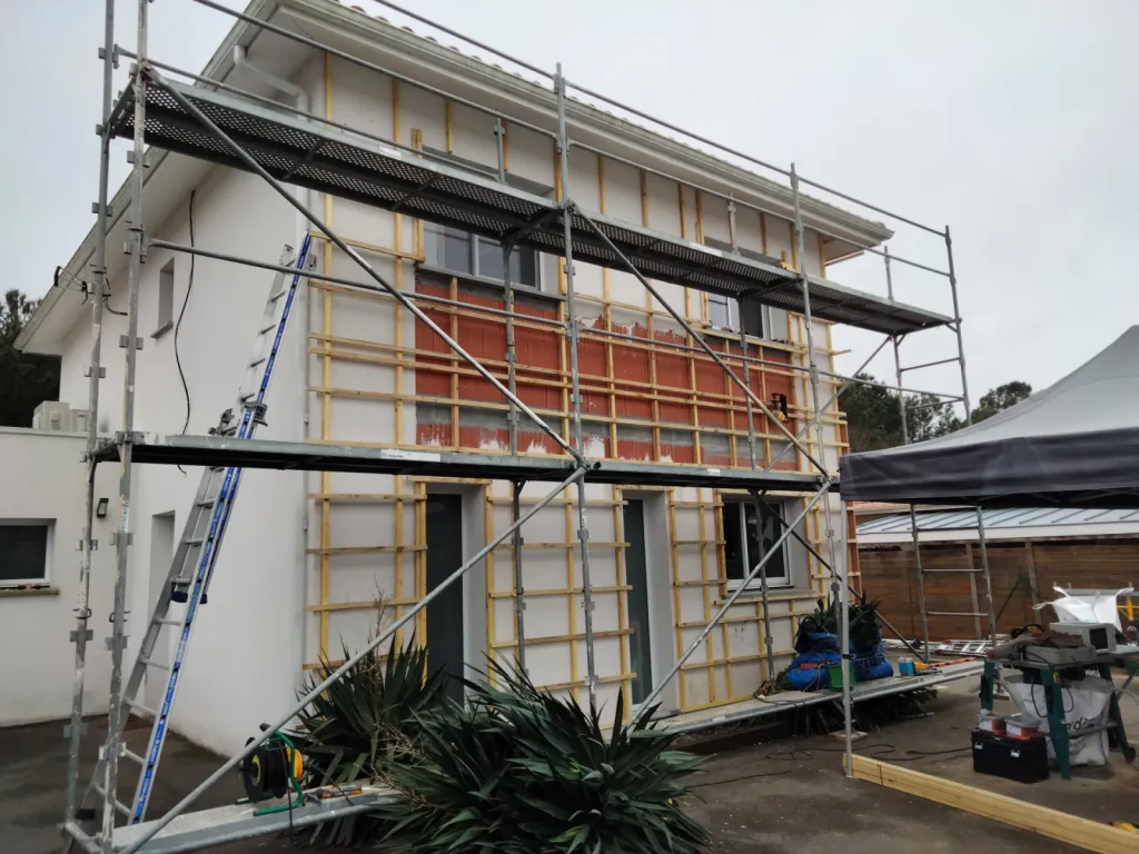 Pose de bardage extérieur en Pin Douglas pour une maison en ossature bois à Arcachon (33)