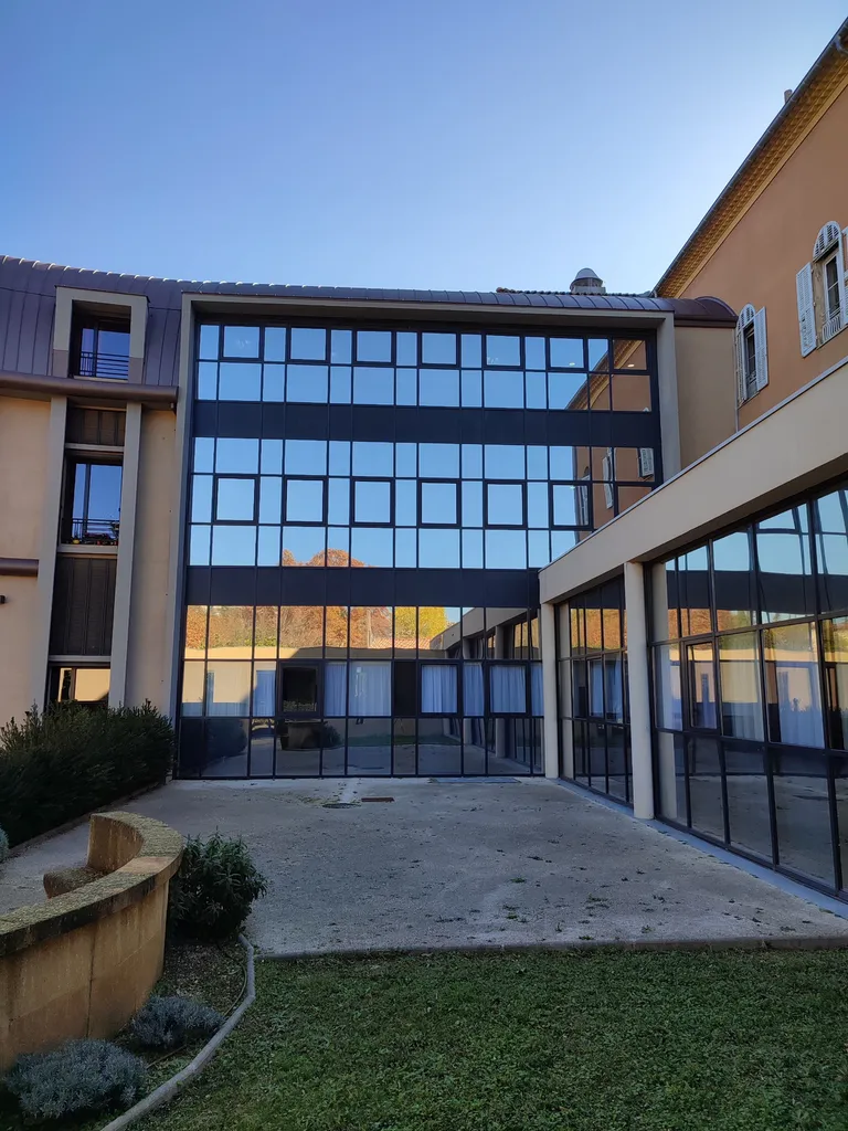 Pose de film thermique isolant à Vitrolles : amélioration du confort intérieur et économie d’énergie sur toutes les surfaces vitrées