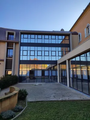 Pose de film thermique isolant à Vitrolles : amélioration du confort intérieur et économie d’énergie sur toutes les surfaces vitrées