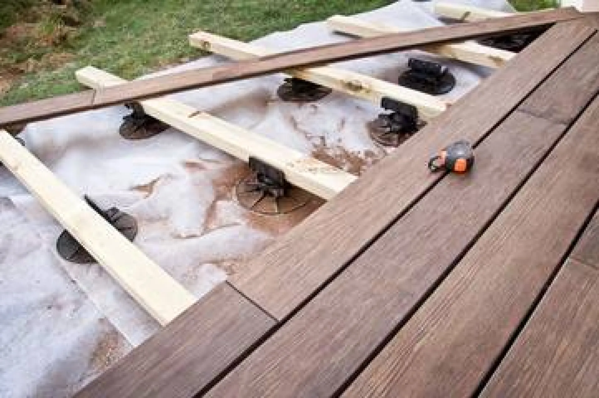 Réalisation terrasse bois sur plots pays salonais bdr
