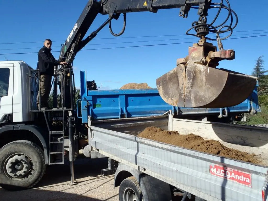 chargement de terre au camion grue
