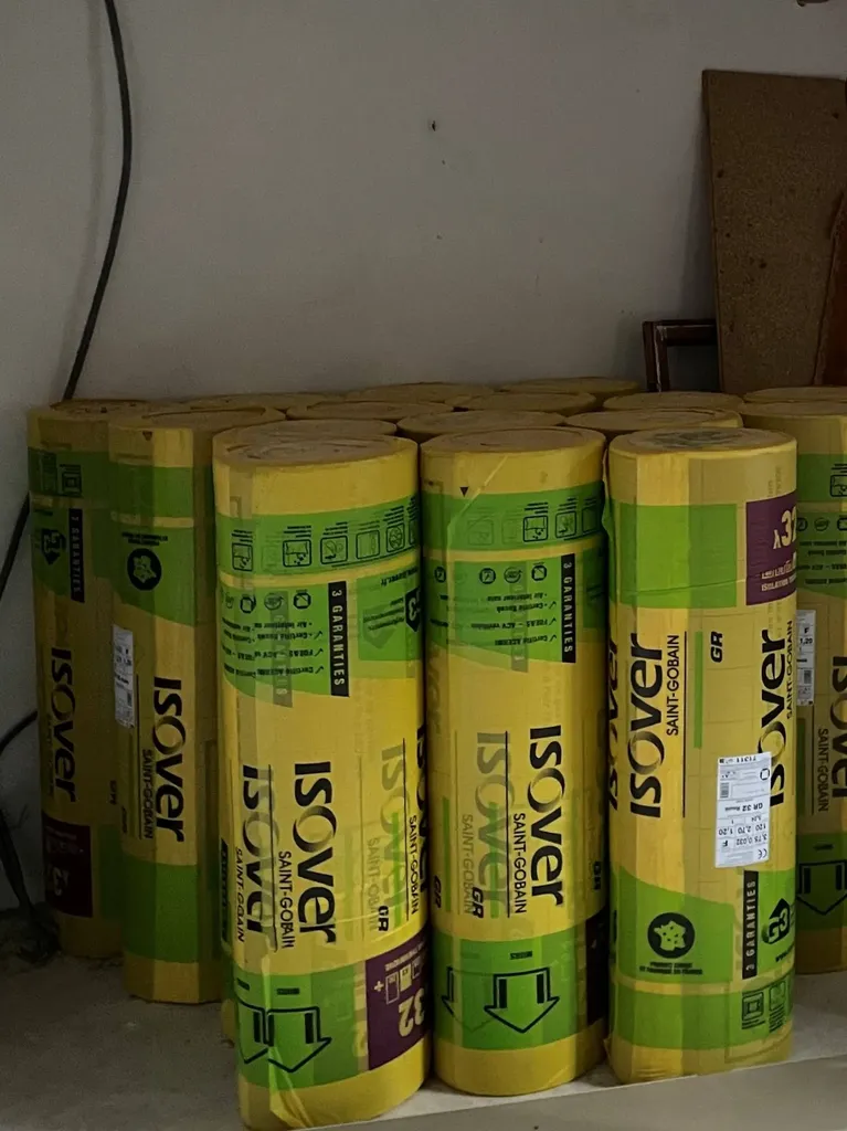 Laine de verre utilisée pour l’isolation thermique intérieure (ITI) avant travaux, permettant de réduire les déperditions de chaleur et d’améliorer le confort thermique du logement