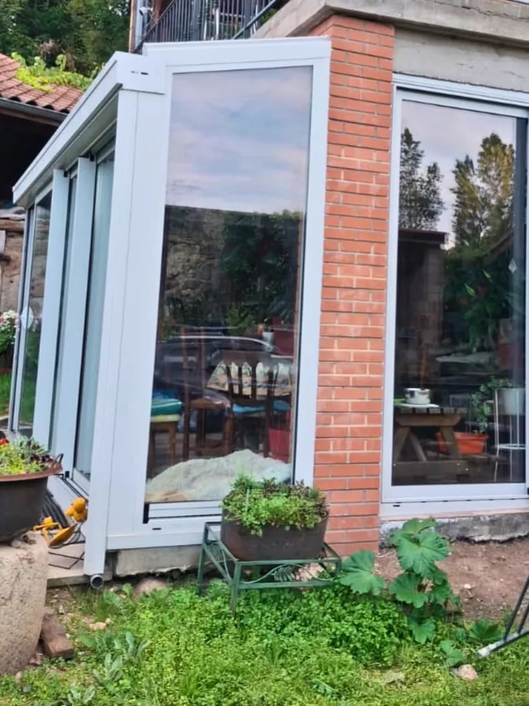 Création d'une véranda sur-mesure en aluminium gris clair RAL 9006 dimensions 1,2 mètres par 5 mètres sous un balcon-terrasse à Andrézieux-Bouthéon près de Saint Etienne (42)