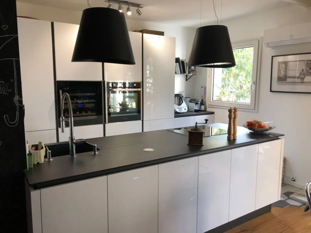 Création d’une cuisine dans un appartement sans poignées avec les façades blanches brillantes sur Toulouse