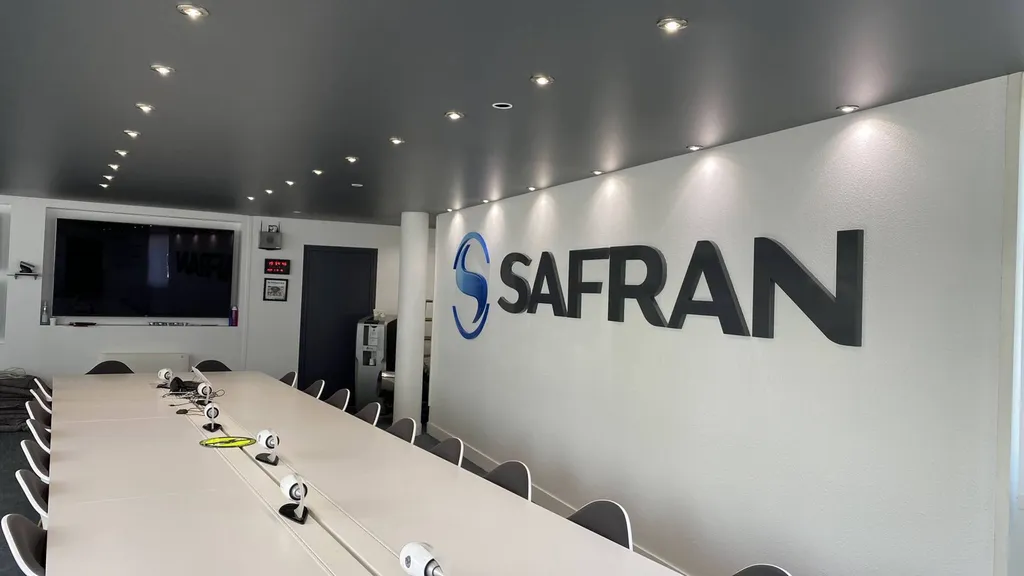 Salle de réunion de SAFRAN Colomiers - plafond tendus BARRISOL by Plafonds Tendus Occitans Muret