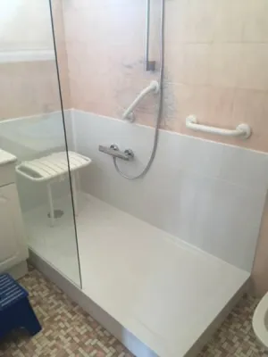 Remplacement baignoire par douche sénior sécurisée à Saint-Jean-de-Védas, Hérault (34)