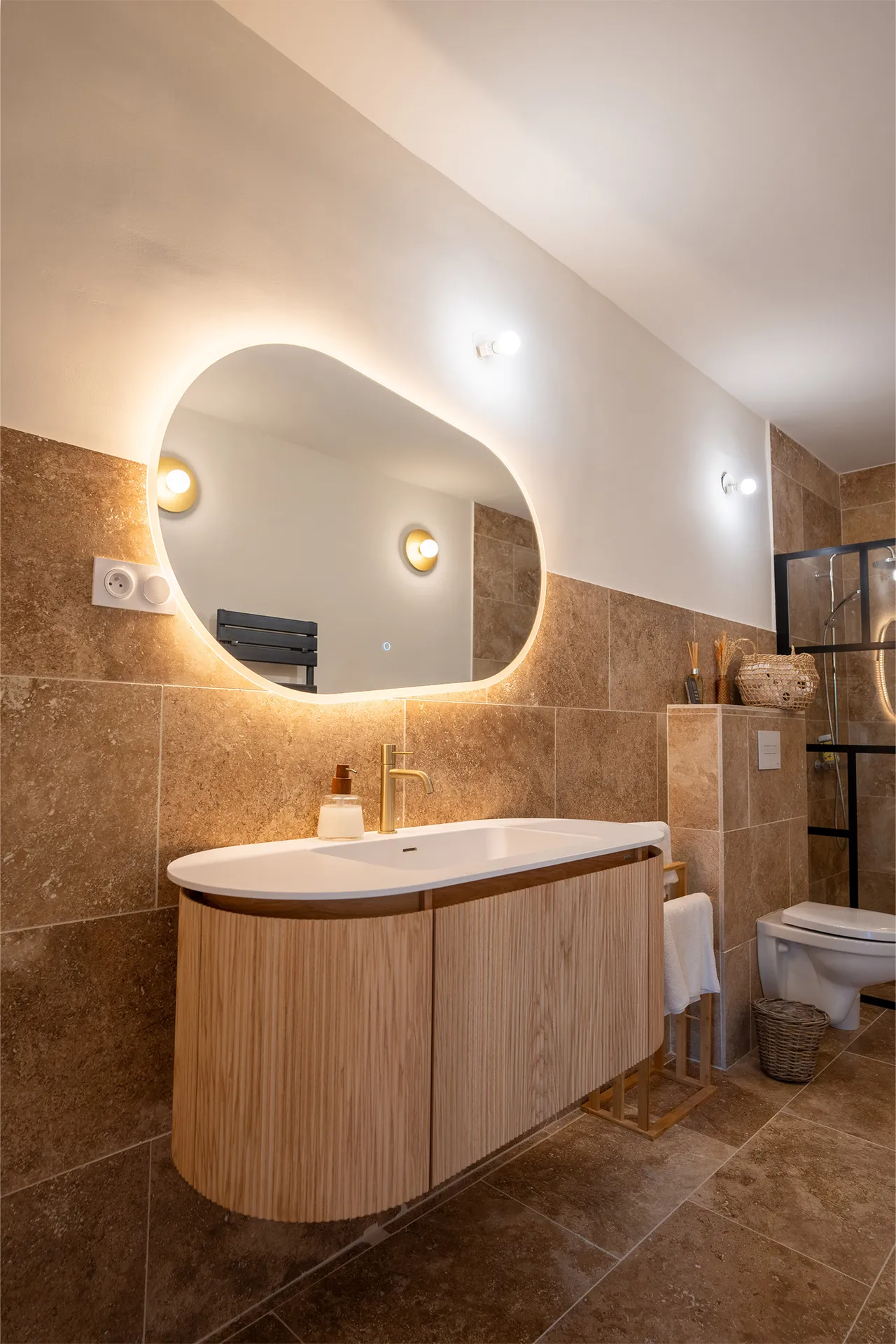 Location salle mariage chic en Provence accessible depuis la gare Avignon TGV : salle mariage avec hébergement 60 couchages et proche cour d'eau pour organisation de cérémonie laïque