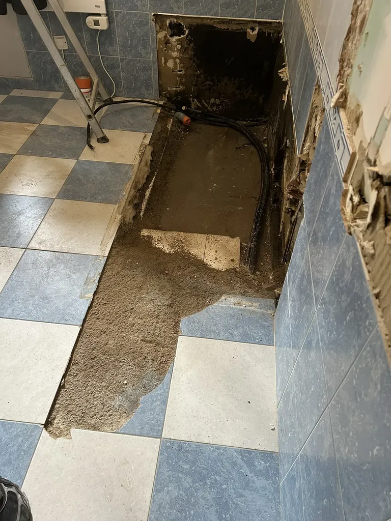 Dégât des eaux sous baignoire avec infiltration nécessitant une rénovation complète de la salle de bain