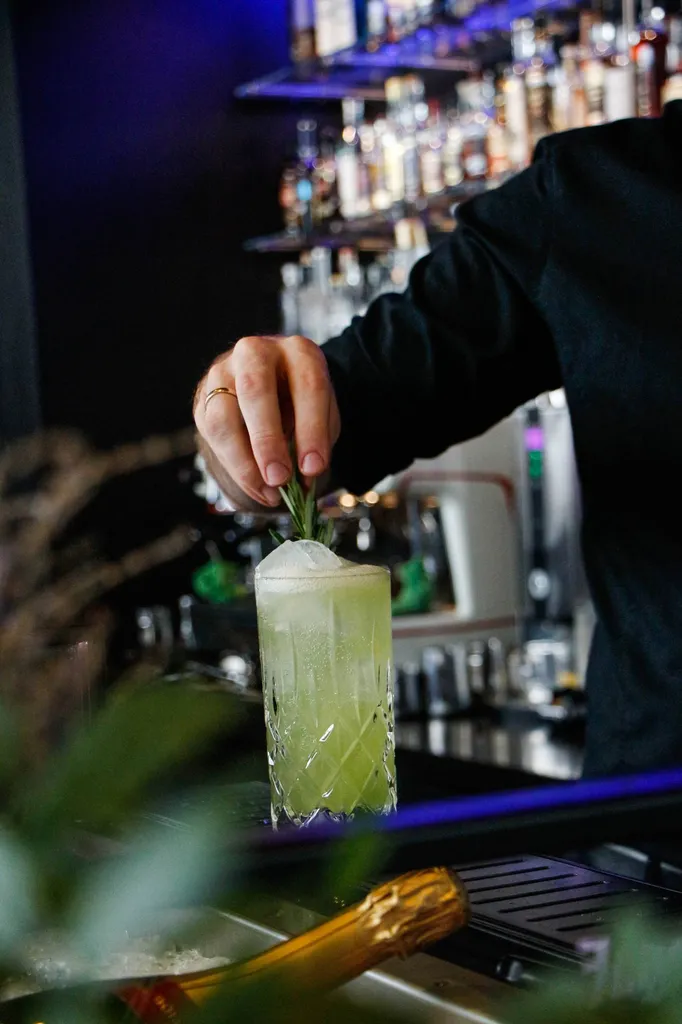 Cocktails sans alcool et créations Low ABV — tendances 2025 à Lyon
