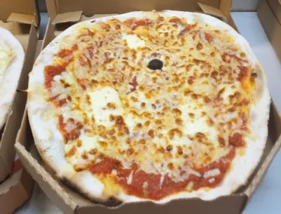 Pizza Mozza Jambon autour de moi cuite au feu de bois en livraison ou à emporter  le soir à Salon de Provence