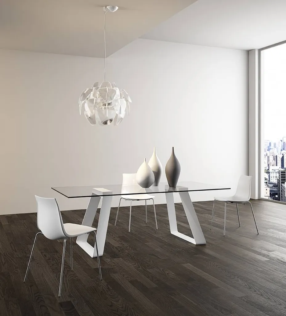 Table de salle à manger au design italien piètement métal esprit atelier à Bandol dans le 83