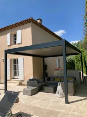 Installation d une pergola bioclimatique a lames orientables chez un particulier a puyricard