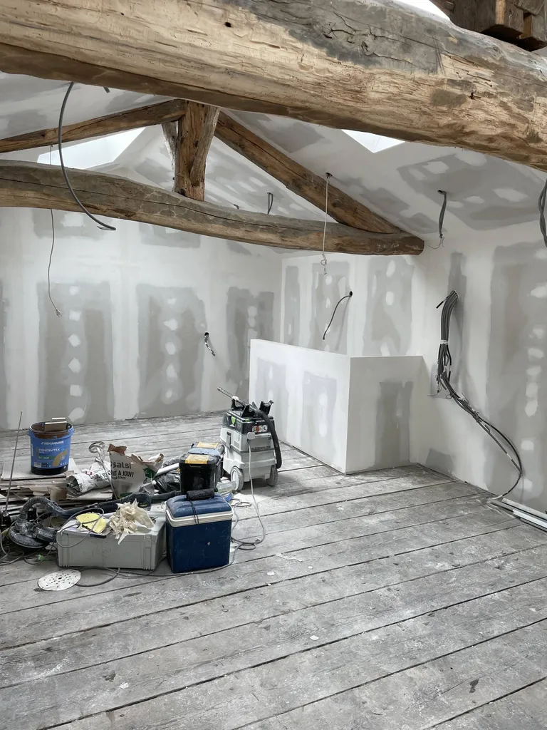 Finition du doublage avec bandes à joint et enduit pour l'aménagement des combles à Jassans-Riottier (69) proche de Trévoux (69) 