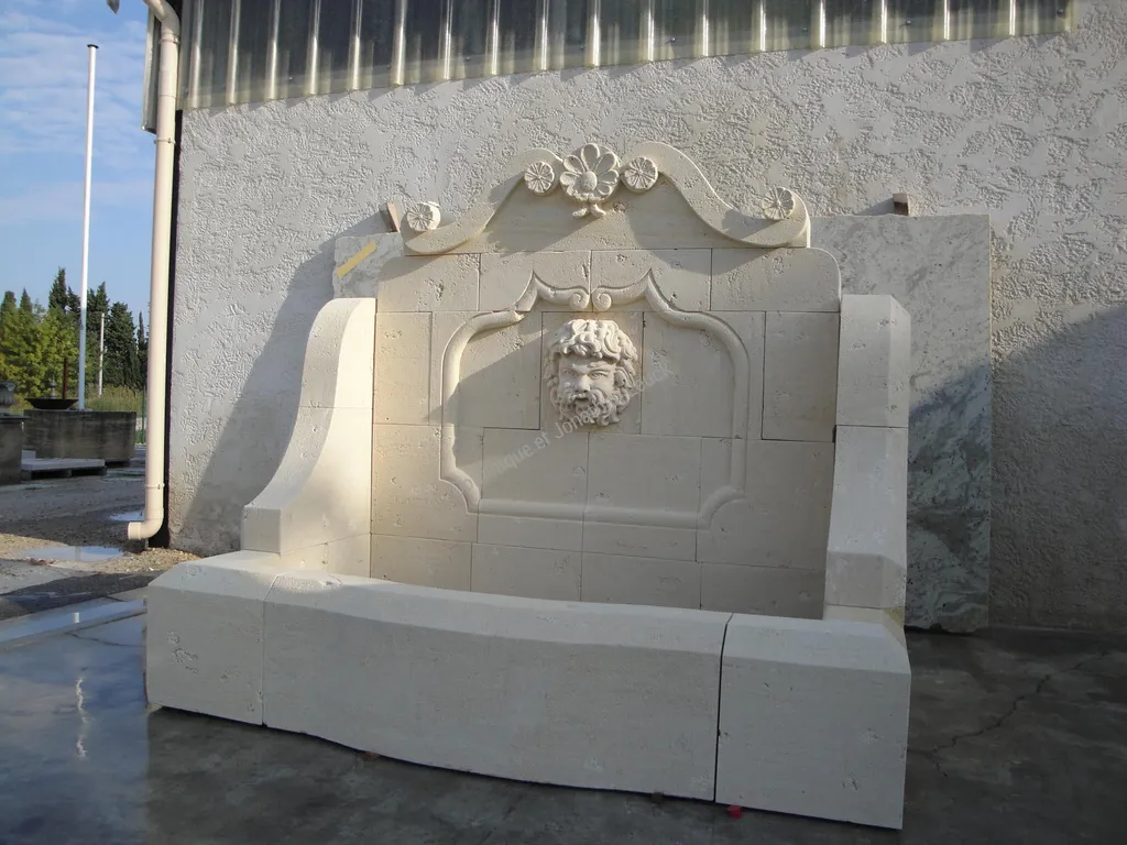 Fontaine Antique en pierre d'Estaillades