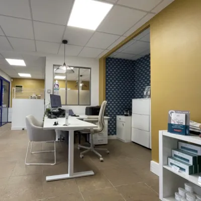 Restructuration et réaménagement d’un magasin d’audioprothèses à Fargues-Saint-Hilaire – l'Atelier D, architecte d'intérieur spécialiste en cabinets médicaux à Bordeaux  