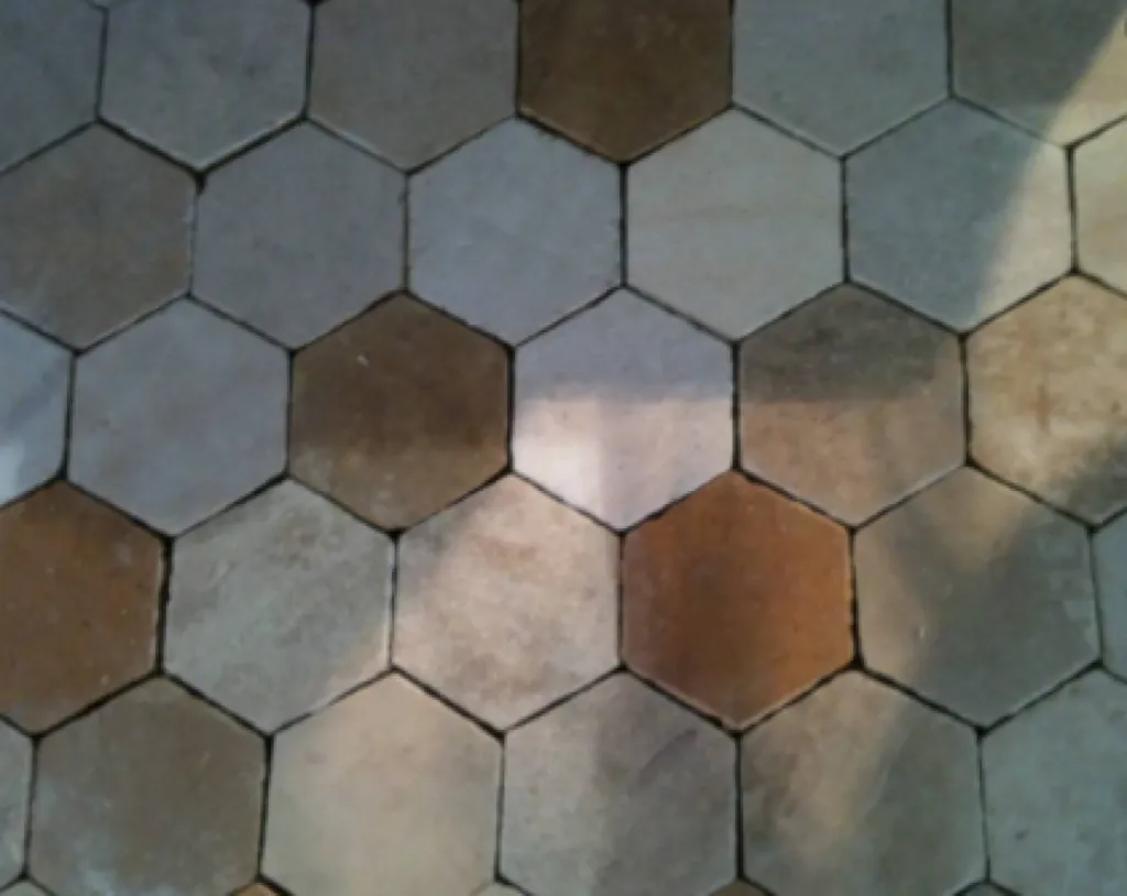 Tomette en pierre naturelle. Dallage pierre de Dordogne sur RDV au showroom 36 rue de Bourgogne à Paris