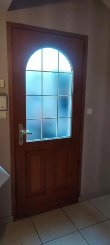 Installation d'une porte d’entrée en aluminium monobloc modèle Pastel 4 haute performance thermique à Chevigny-Saint-Sauveur en Côte d'Or