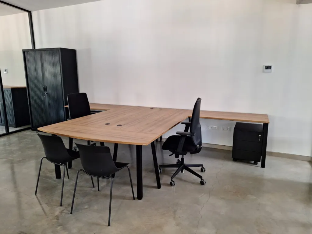 Aménagement d’un open space industriel de 345 m² avec cloisons vitrées, mobilier sur mesure et zones directionnelles à Néoules (83)