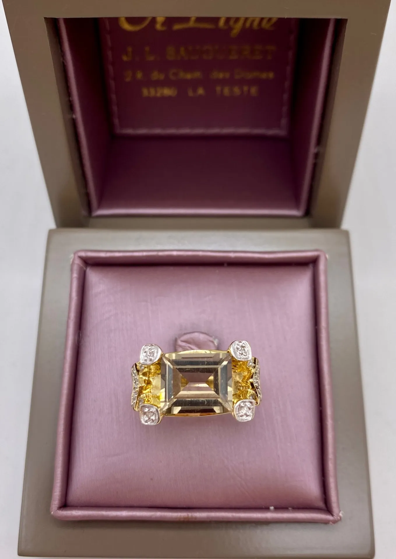 Acheter en ligne une bague en or de seconde main en parfait état avec quartz fumé et diamants sur or 750/1000ème grâce à la bijouterie Or Ligne à La Teste de Buch en Gironde