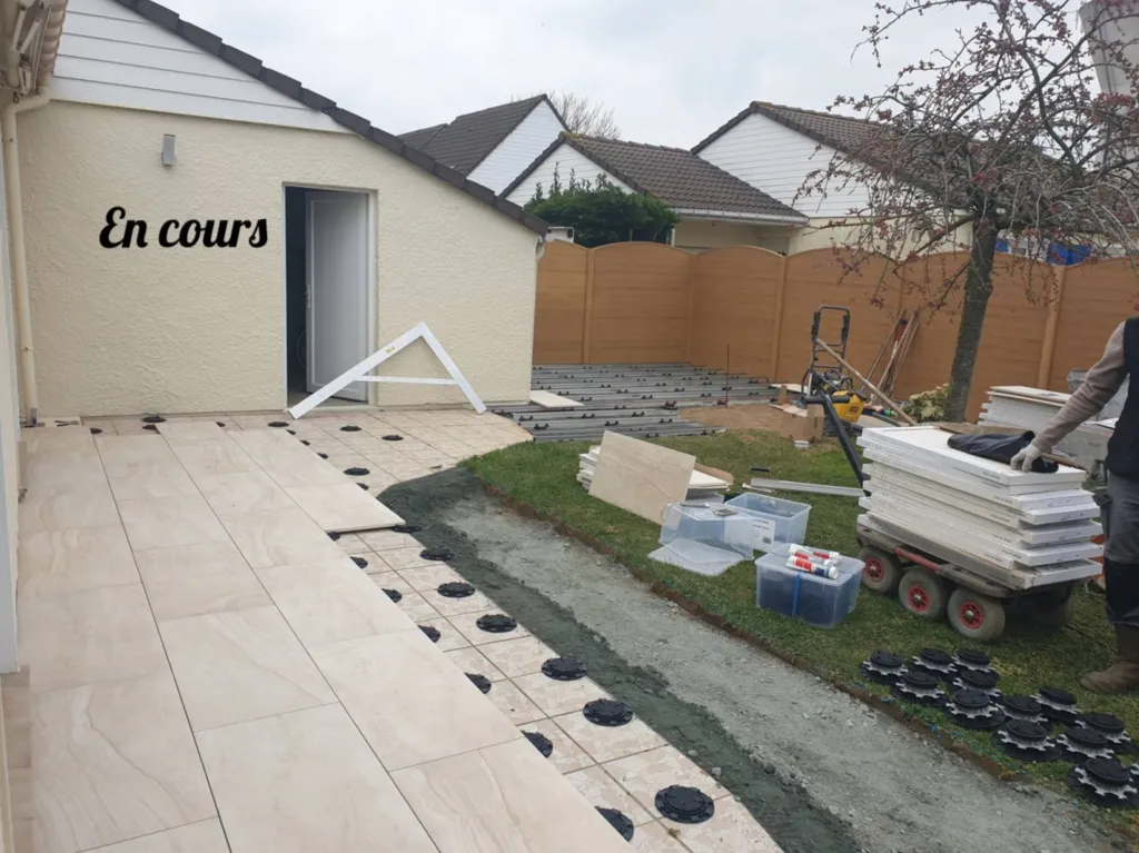 Pose et agrandissement d'une terrasse en dalle céramique sur plot et rail aluminium à Montivilliers proche Le Havre