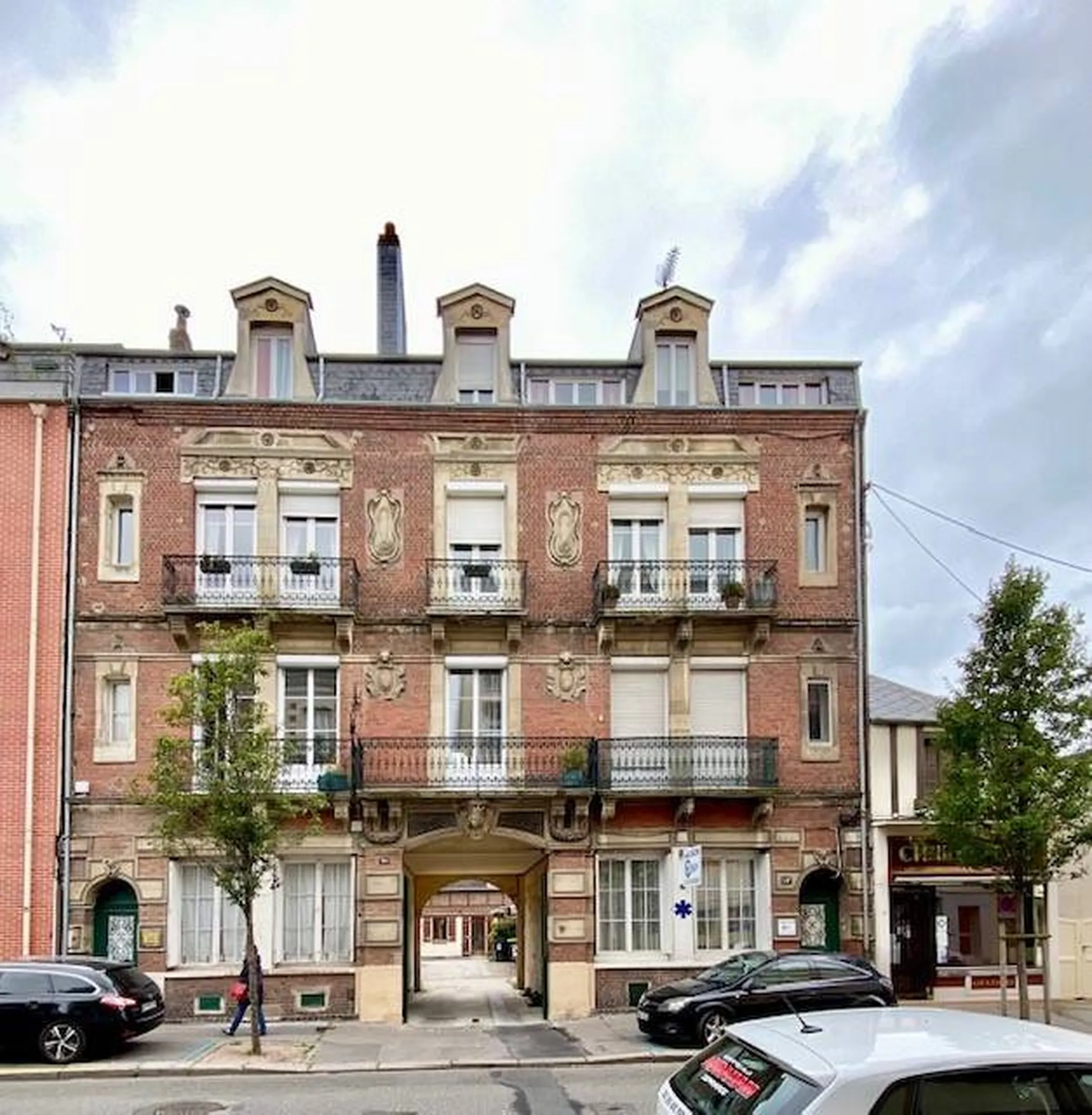 A vendre appartement loué au 3éme étage d'une résidence sans ascenseur à 5 minutes à pied de l'hôpital