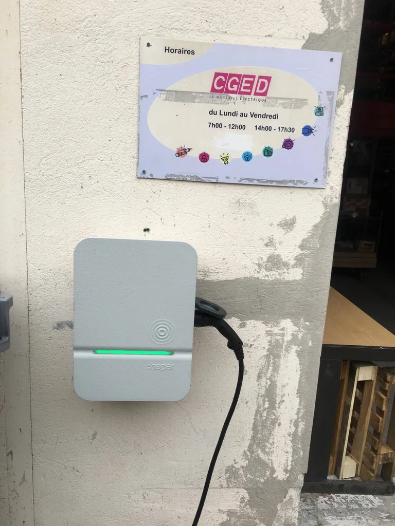Installation d'une borne de recharge sur un parking d'entreprise à Marseille 13010