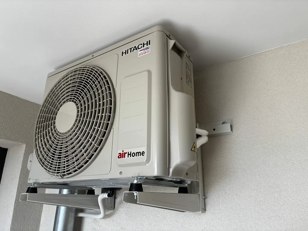 Groupe extérieur HITACHI AirHome 400 puissance 3,5KW RAC-DJ35WHAE installé par PROXICLIM dans un appartement T2 à Aix-en-Provence