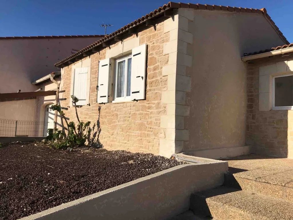 Facade en pierre taillée à Saint-Estève près de Perpignan dans les Pyrénées Orientales
