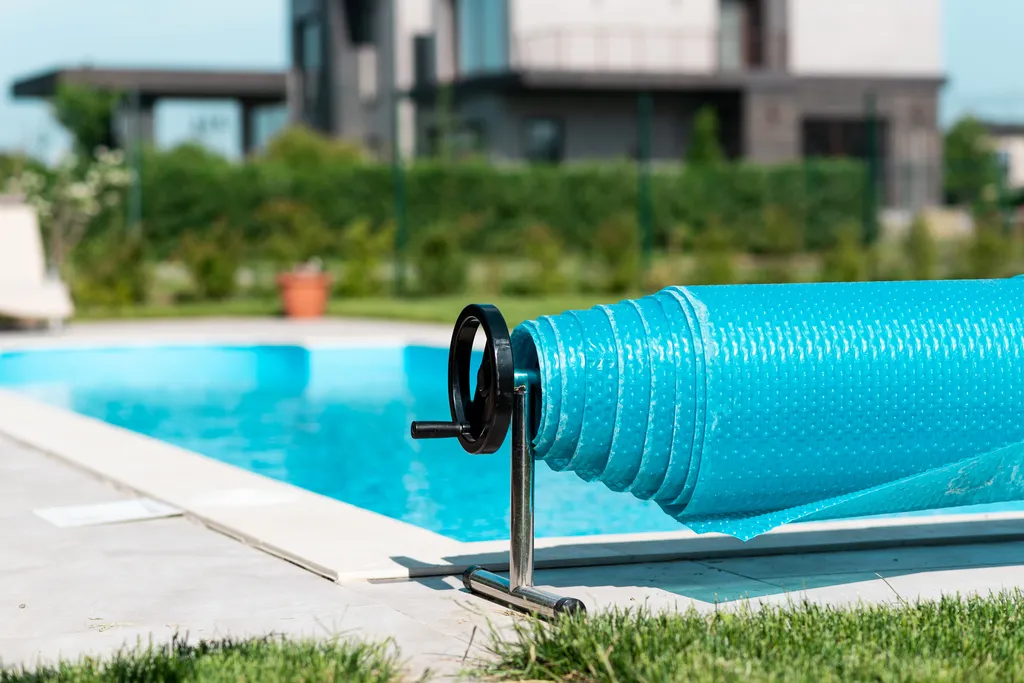 Installation de volet roulant de piscine à Bordeaux : pourquoi protéger votre bassin améliore la sécurité et la qualité de l’eau ?