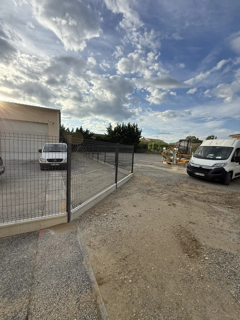 Installation de 49 mètres linéaires de clôture rigide occultante à Cugnaux près de Toulouse pour sécuriser et préserver l’intimité