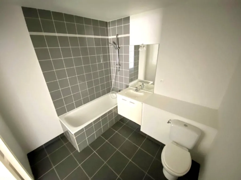 salle de bain spacieuse et confortable