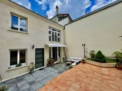 Vue facade en pierre de taille depuis la terrasse