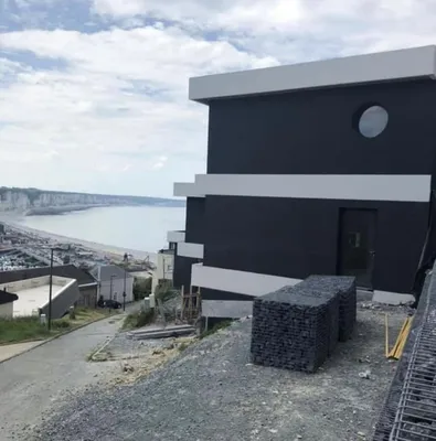 Ravalement de façade avec enduit projeté en deux couleurs à Fécamp