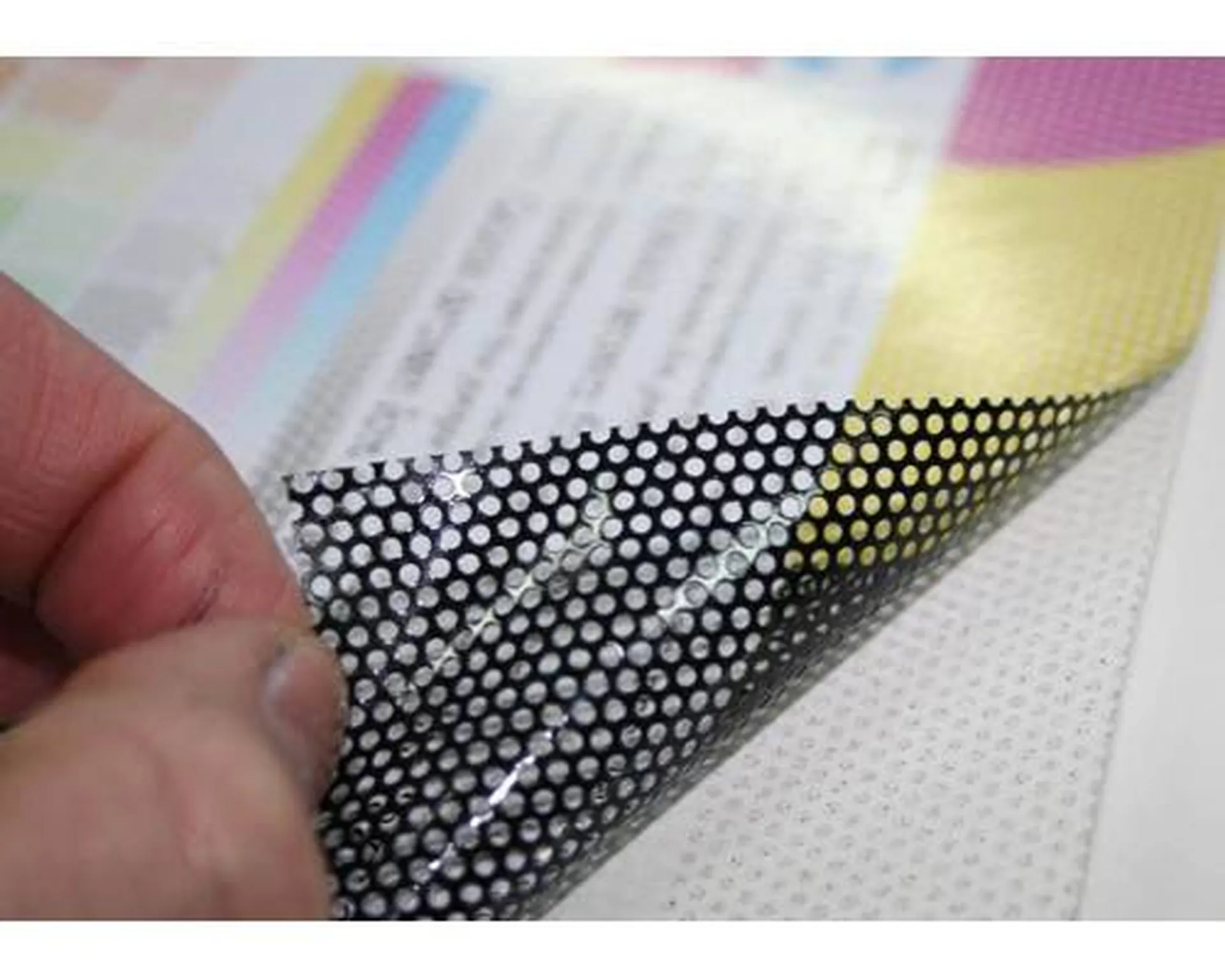 création graphique et impression de vinyle microperforé pour véhicule professionnel