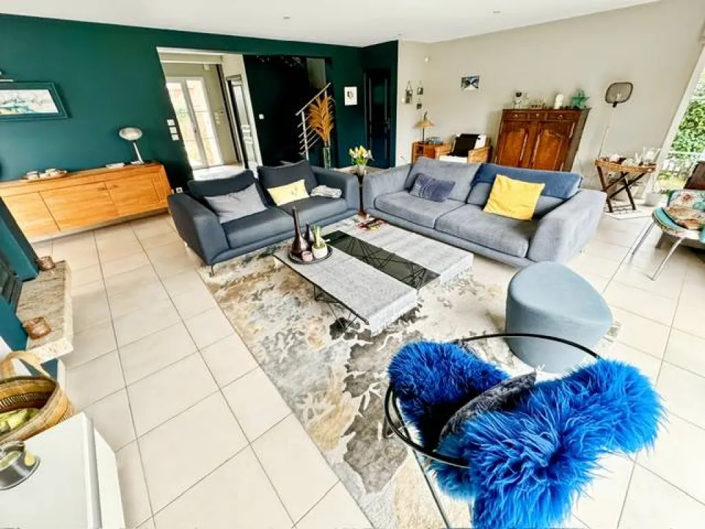 A saisir maison d'architecte de 7 pièces d'une superficie de 195 m² habitables sur un terrain de 1450m2 sur la commune de LA LONDE