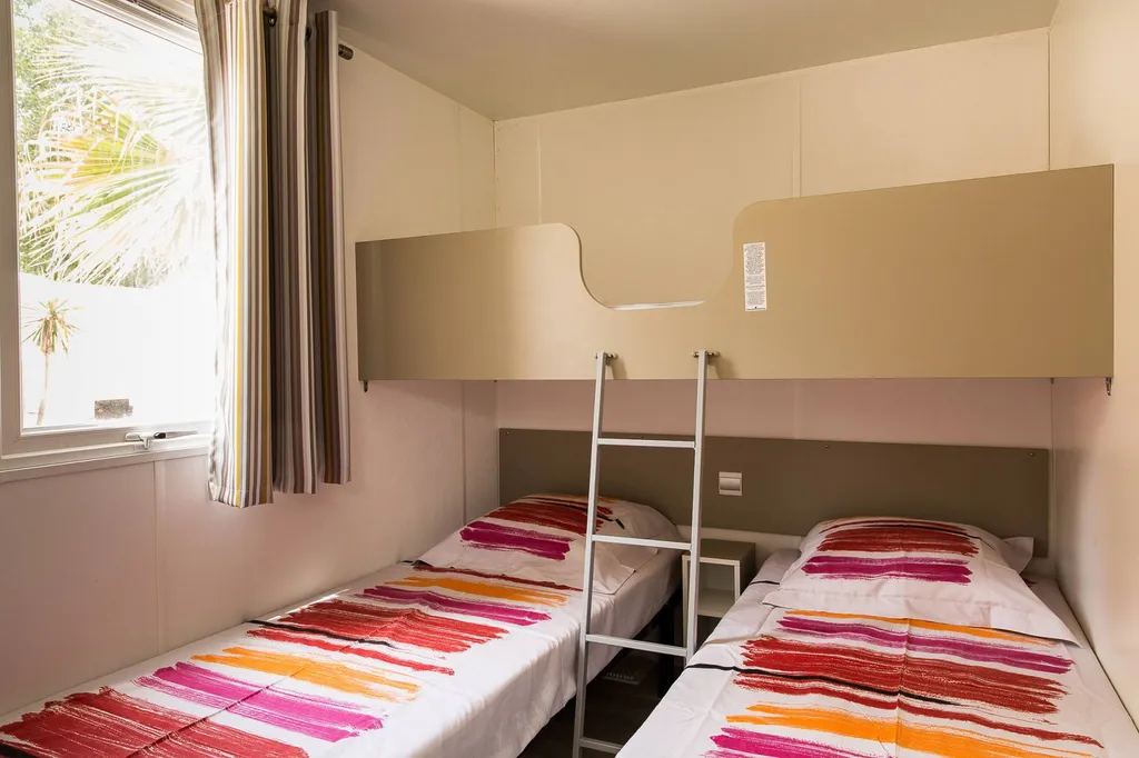 location Titania chambres avec 3 lits climatisé camping le mas de la plage