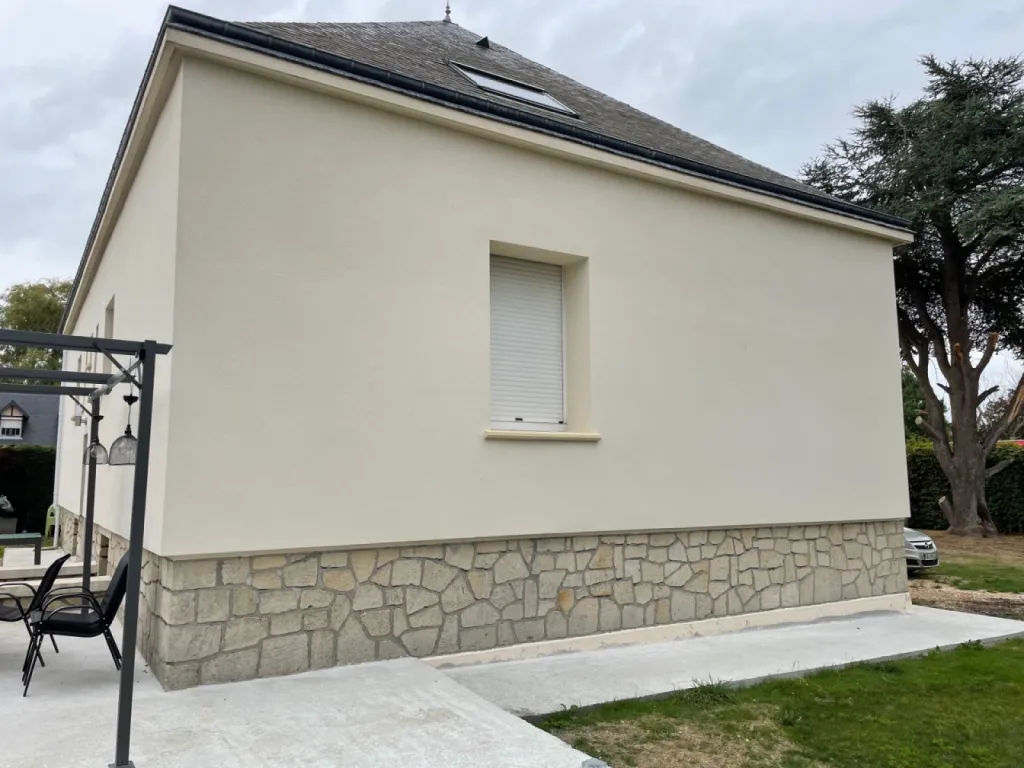Isolation thermique par l’extérieur en laine de roche et enduit de façade projeté à la chaux aérienne réalisé par entreprise RGE près du Havre 76