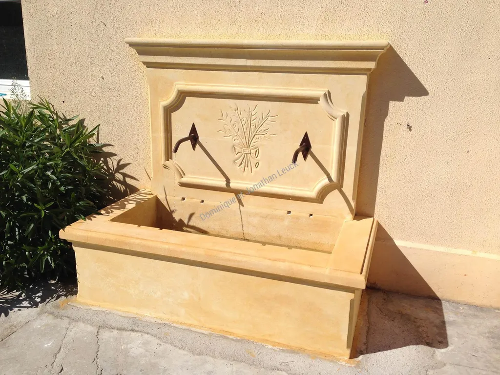 Fronton et bassin en pierre d'Estaillades