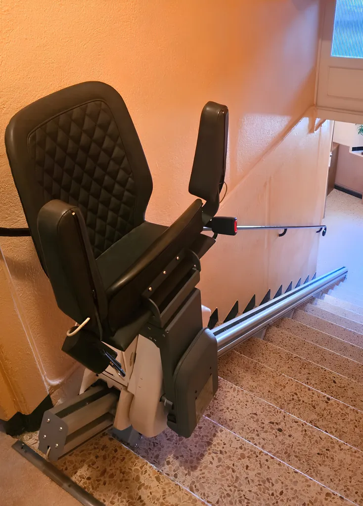 Pose d'un monte escalier motorisé UP Stairlift à Oullins Pierre Bénite près de Lyon