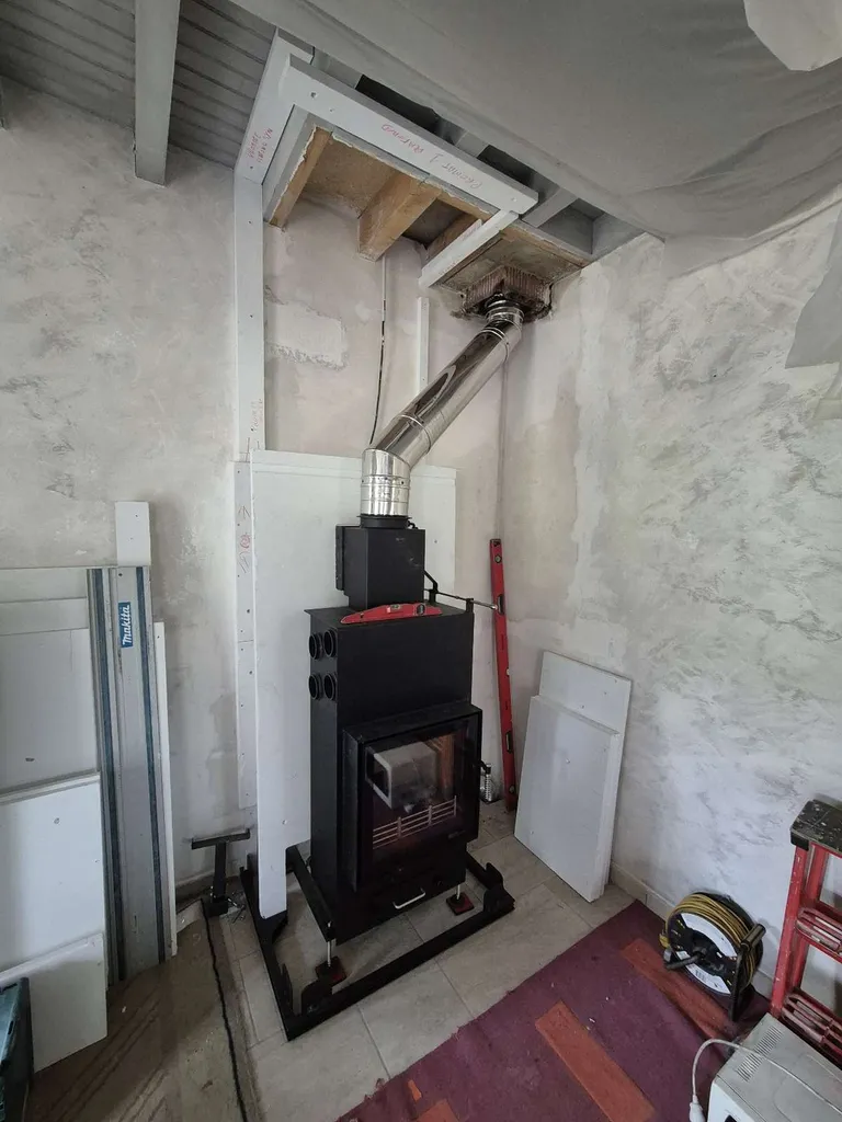 Installation d'une cheminée qui fonctionne au bois et au granulé dans une maison en zone rurale à CHAMBLES près de SAINT ETIENNE