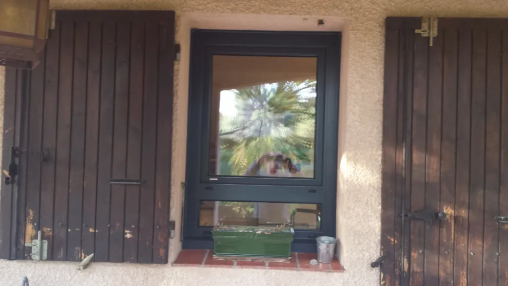 Vente et pose de fenêtres de couleur en rénovation à Aix en Provence