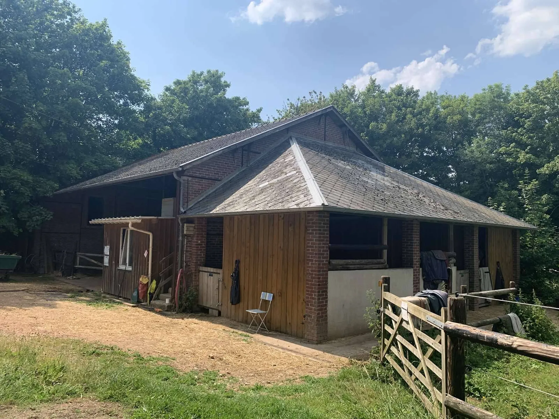 A vendre PAYS d’AUGE du CALVADOS : REGION LISIEUX : STRUCTURE EQUESTRE POUR CHEVAUX DE SELLES SUR 10 HA
