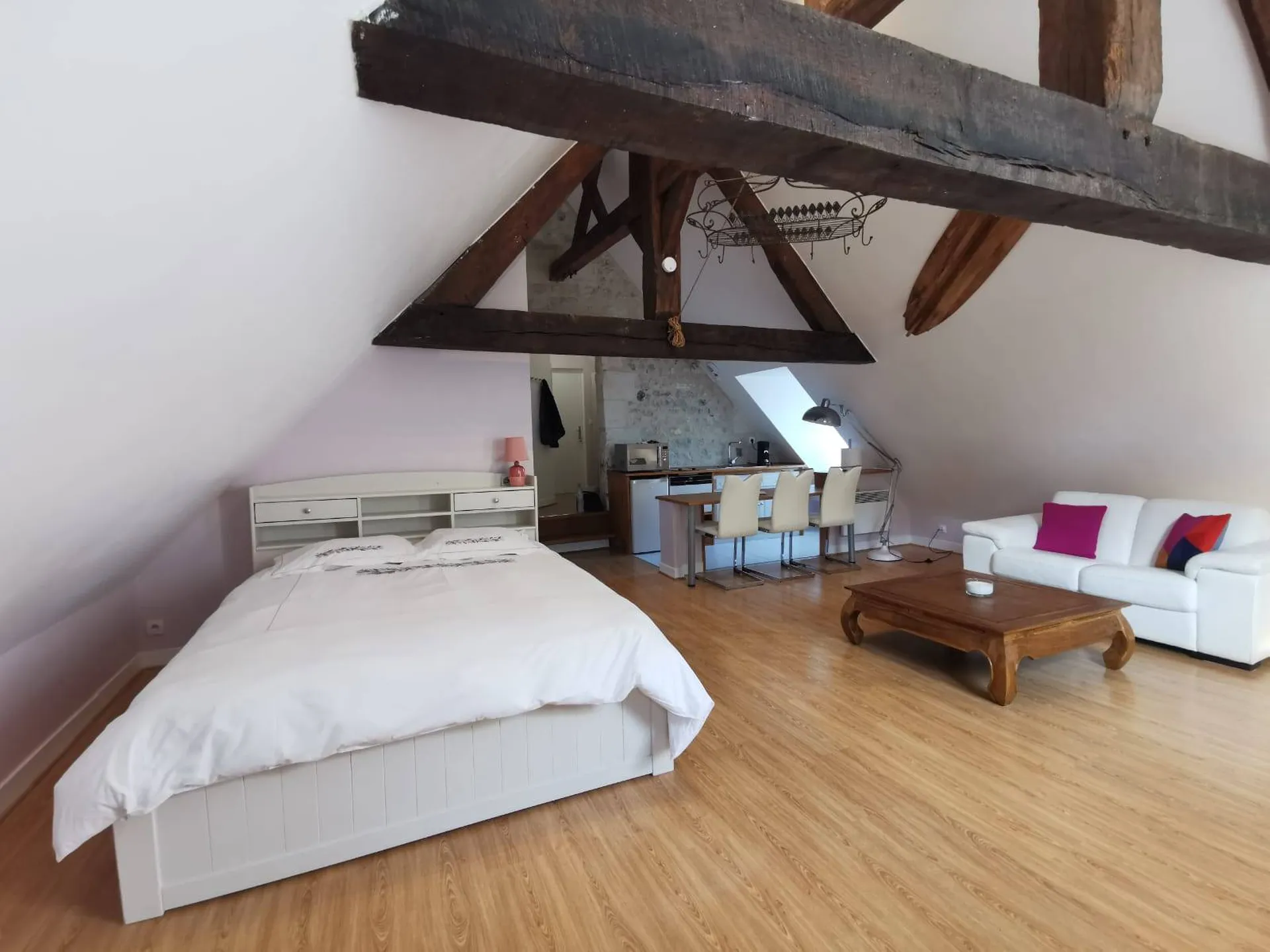 A acquérir, magnifique appartement, type F1, entièrement restauré, idéalement situé dans le cadre authentique d’Honfleur 14600 à quelques pas des commodités.