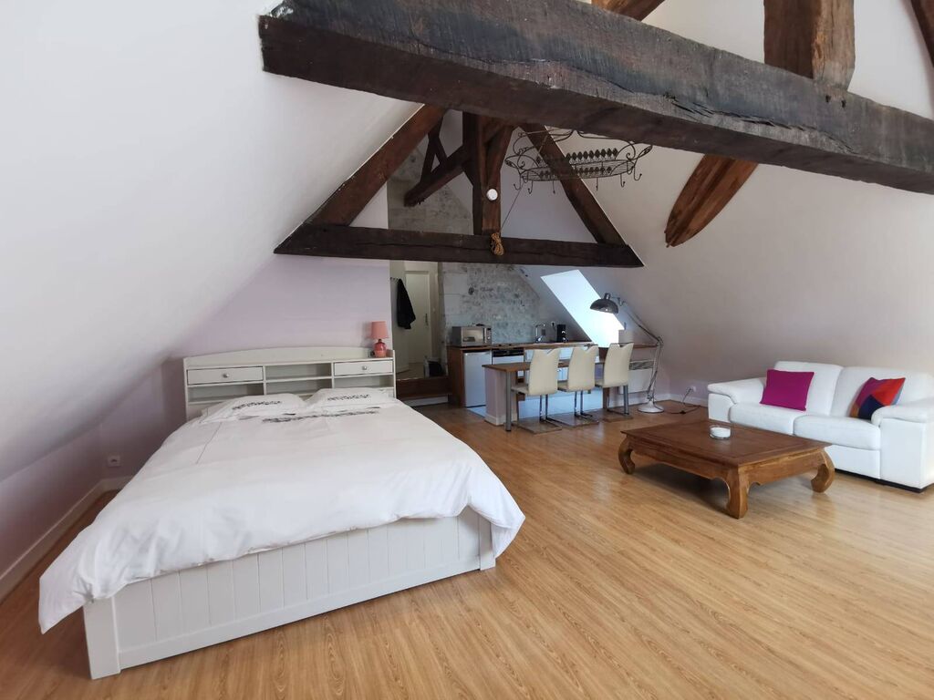 A acquérir, magnifique appartement, type F1, entièrement restauré, idéalement situé dans le cadre authentique d’Honfleur 14600 à quelques pas des commodités.