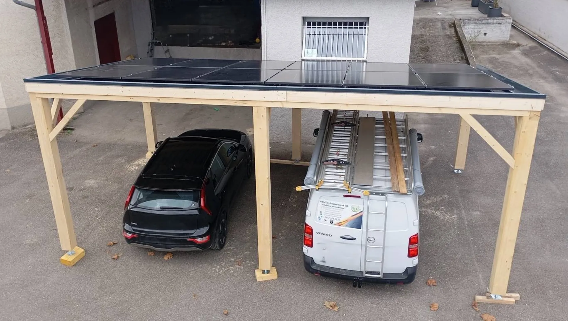 Installation de carport photovoltaïque double pour deux véhicules à Lyon favorisant votre propre autonomie énergétique