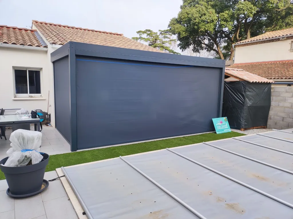 Pergola avec store à Sommières proche de Nîmes dans le Gard 