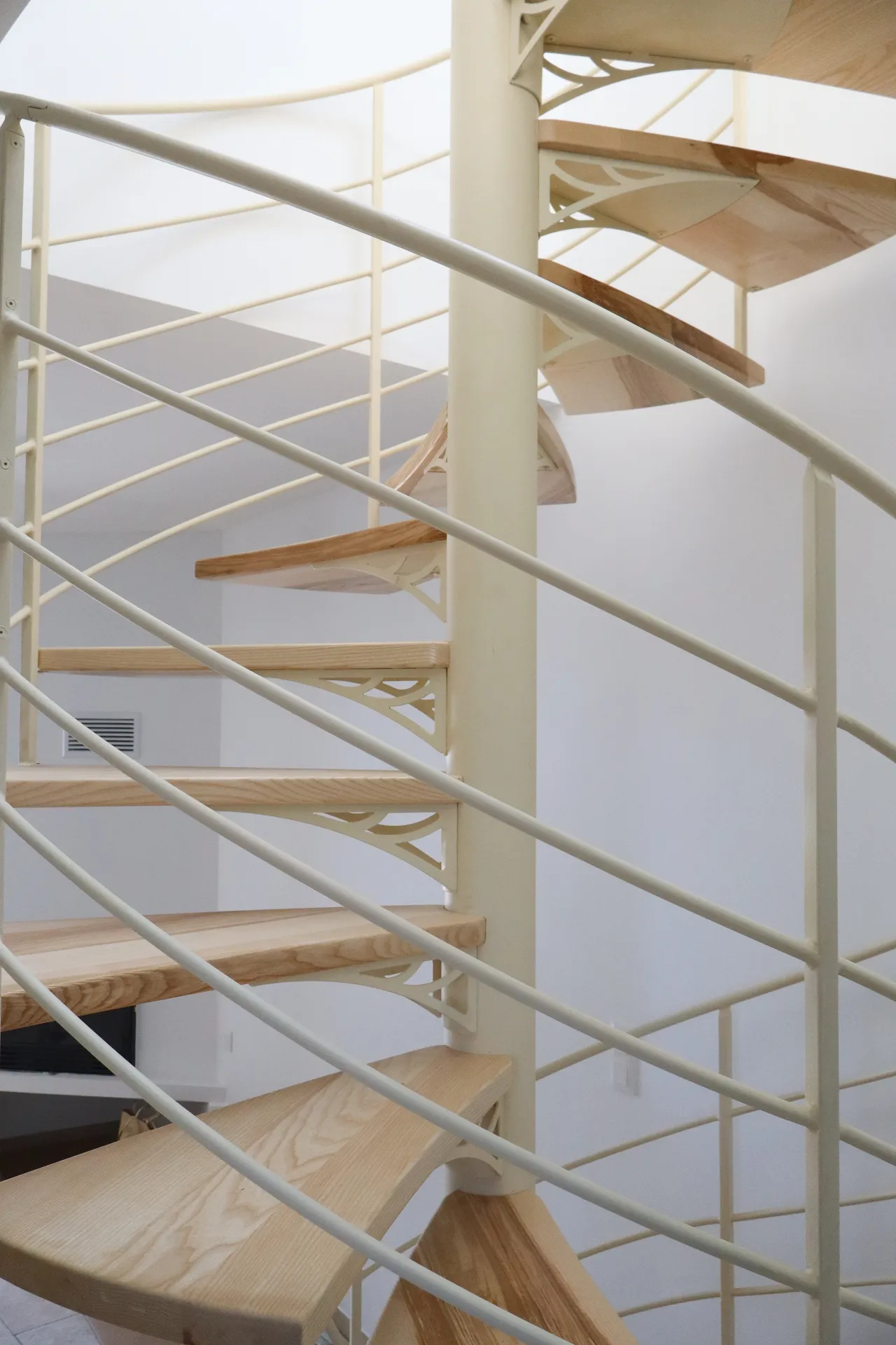 Escalier hélicoïdal sur mesure bois et métal aux lignes courbes réalisé à Saint-Jean-le-Centenier